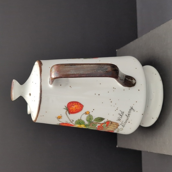 VGT,Klassen Giftware Sakatoon Ceramic Teapot with Wild Strawberry Pattern. - Picture 4 of 11